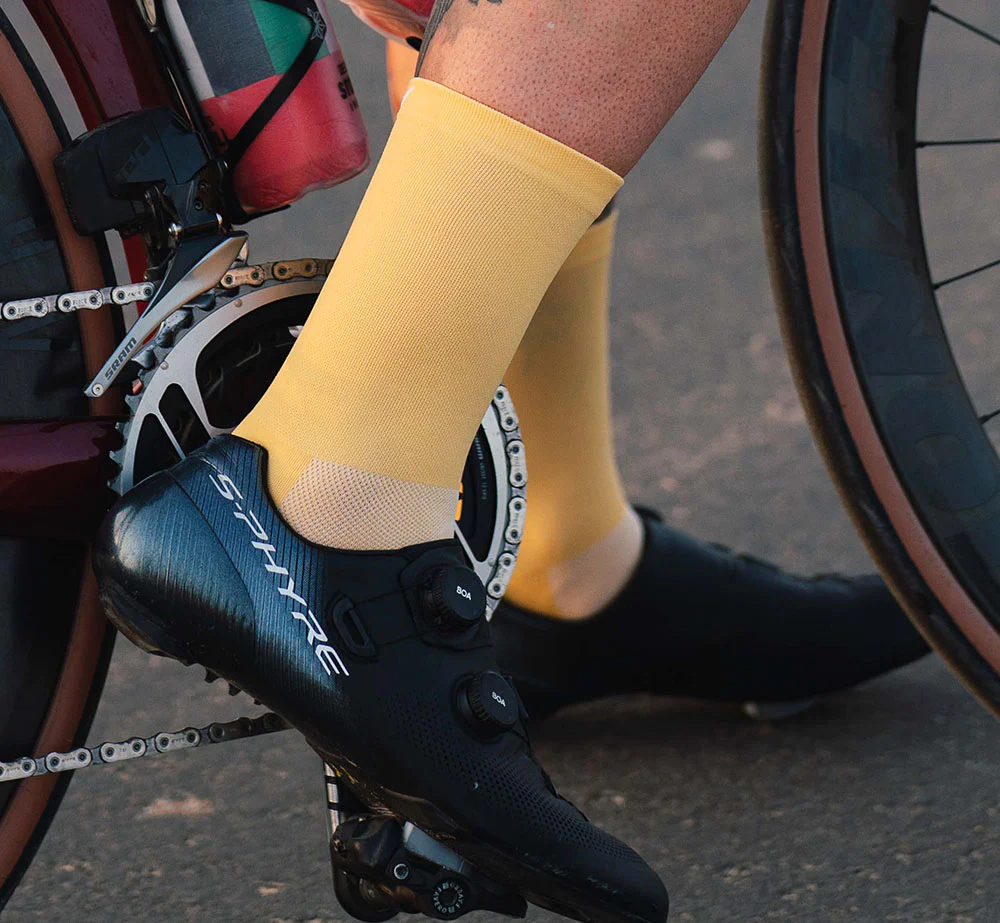 VetoMVR1.0CyclingSocksDesertYellowLifestyle.jpg